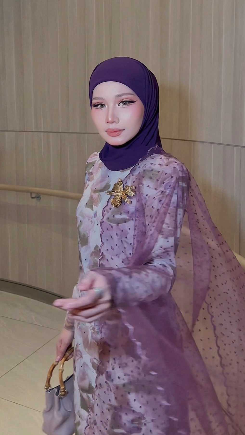 Looking absolutely fabulous dear @vee_elfaiziens in our signature Premium Kate shawl in code ROYAL PLUM. Thank you so much pretty ᡣ𐭩
Feel free to visit our website by simply clicking the link on our bio! More than 100 colors to choose from!
#ANGGUNZARApremiumKate